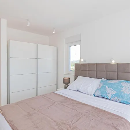 Semesterbostad Beautiful In Šibenik